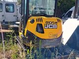 une photo d'un engin de chantier garé sur un parking