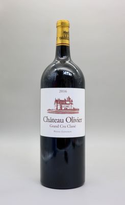 une bouteille de vin rouge posée sur une table blanche