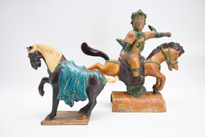 deux figurines représentant un homme à cheval et une femme à cheval