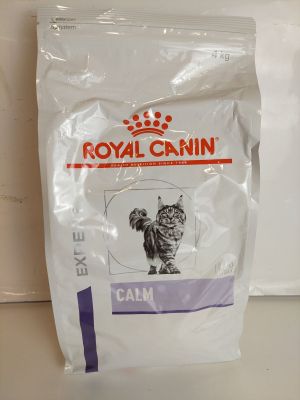 un sac de croquettes Royal Canin posé sur un plan de travail