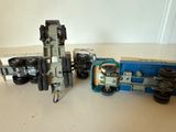 trois petites voitures posées sur une table