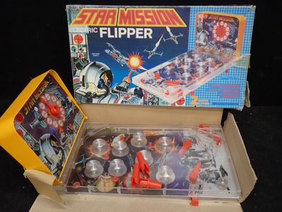 une boîte contenant quelques jouets