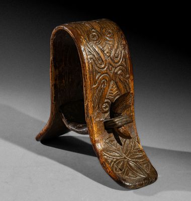 un gros plan d'un objet en bois orné de sculptures