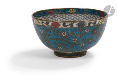 une image représentant un bol bleu et rouge posé sur une surface blanche