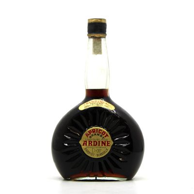 une photo d'une bouteille de brandy posée sur une surface blanche