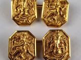 trois boutons de manchette en or ornés de représentations de divinités hindoues