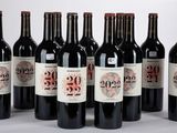 six bouteilles de vin sont alignées sur une table