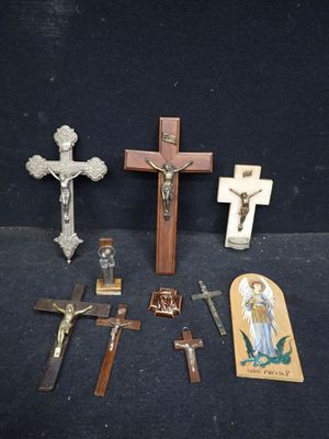 beaucoup d'objets religieux sur la table