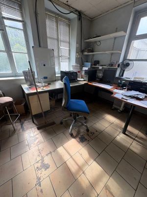 une pièce avec un bureau et une chaise