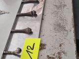 une photo d'une table sur laquelle sont posés tout un tas d'outils