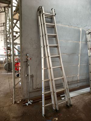 une échelle appuyée contre un mur dans un immeuble