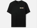 un t-shirt noir avec un écusson doré sur la poitrine