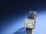 une montre posée sur une surface bleue