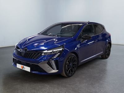 une voiture bleue garée dans une pièce aux murs blancs