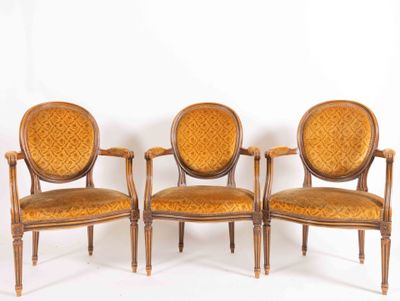 Réunion de QUATRE FAUTEUILS cabriolets en noyer mouluré, dos…