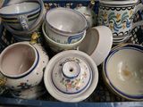 de nombreux bols et tasses posés dans un panier sur la table