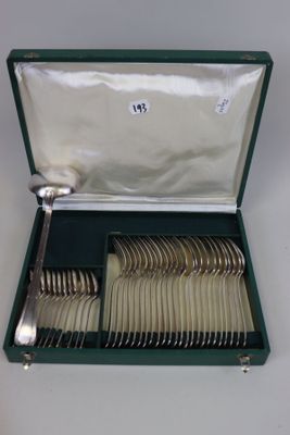 un coffret vert contenant de l'argenterie sur une table
