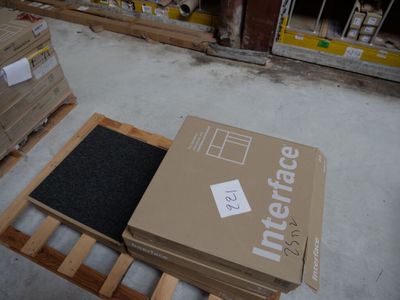 une boîte en carton posée sur une palette dans un entrepôt