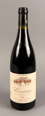 une bouteille de vin posée sur une table à côté d'une bouteille de vin
