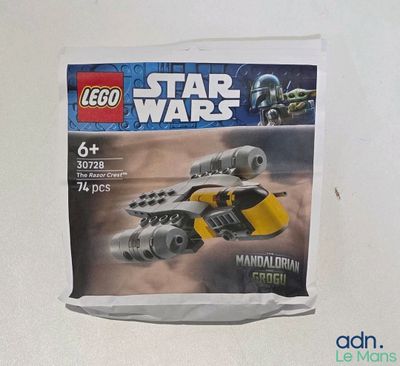 un sachet de figurines Lego Star Wars posé sur une table