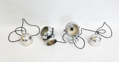 Lot composé d'une paire d'appliques et une paire de suspensi…