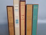 plusieurs livres sont empilés sur une table