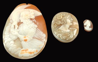 3 camées "profils féminins" 5 cm , 3 cm et 1,2 cm (petit man…