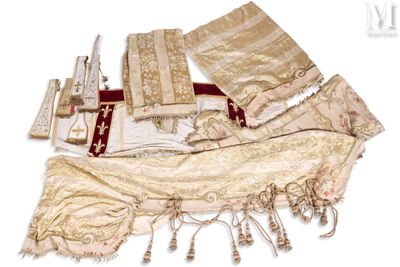 Lot de rideaux comprenant: - Paire de tentures de dessus de …