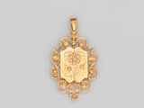 un pendentif en or orné d'un motif élaboré