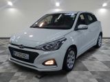 la voiture blanche est garée sur un sol en damier dans le garage