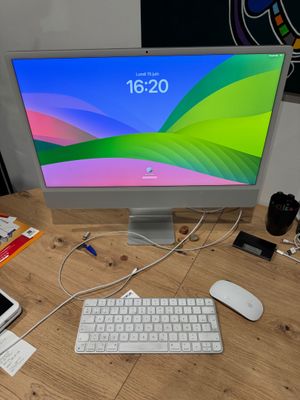 un ordinateur de bureau posé sur une table avec un clavier et une souris