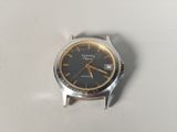 une montre en argent avec un cadran noir sur un fond blanc
