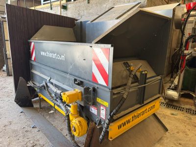 une grande machine qui se trouve dans un garage