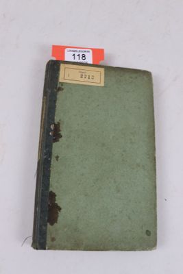 un petit livre posé sur une table, avec une étiquette de prix dessus