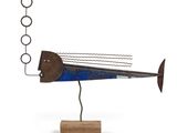 sculpture représentant un poisson, réalisée en métal et en bois, posée sur un socle en bois