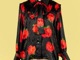 une image représentant un chemisier de femme orné de roses rouges