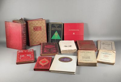 un grand nombre de livres posés sur une table