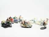 de nombreuses figurines représentant des personnes à moto ou en voiture