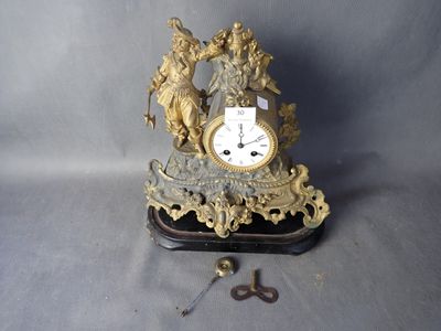 une horloge posée sur une table, avec une paire de ciseaux devant elle