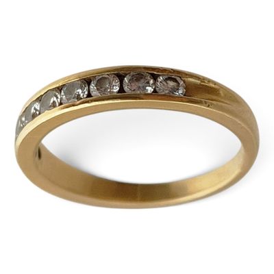 l'image d'une bague en or ornée de diamants