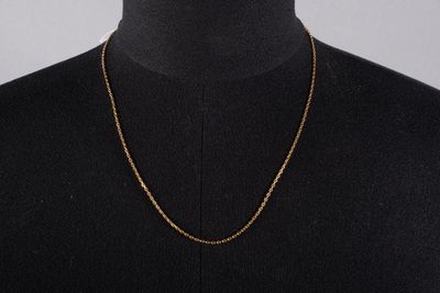 un collier à chaîne en or sur un mannequin mannequin mannequin mannequin mannequin mannequin mannequin mannequin mannequin mannequin