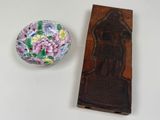 un tampon en bois représentant une statue et un bol