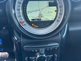 le tableau de bord d'une voiture, avec un GPS au centre
