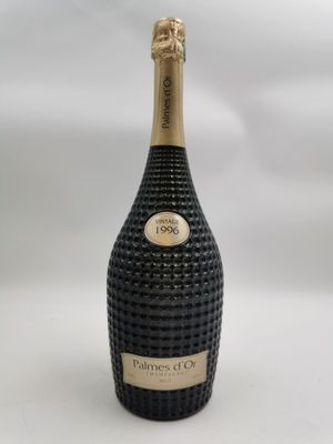 une bouteille de champagne posée sur une table blanche