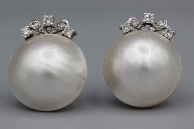 une paire de boucles d'oreilles en perles et diamants