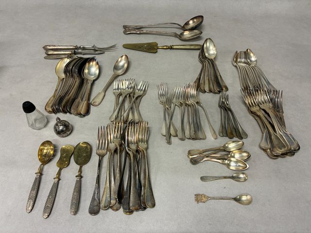 Ensemble de couverts en métal argenté. Différents modèles dont Ch