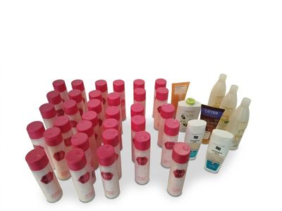 de nombreux flacons contenant différents types de produits de soin pour la peau