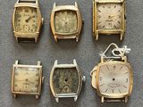 Plusieurs modèles de montres sont exposés sur une table.