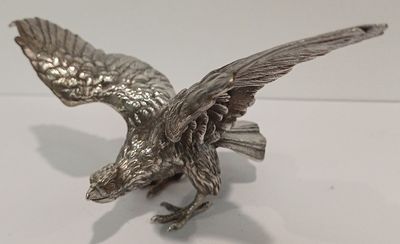 figurine d'aigle plaquée argent sur un fond blanc
