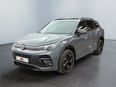un SUV Volkswagen gris garé dans une pièce au sol noir